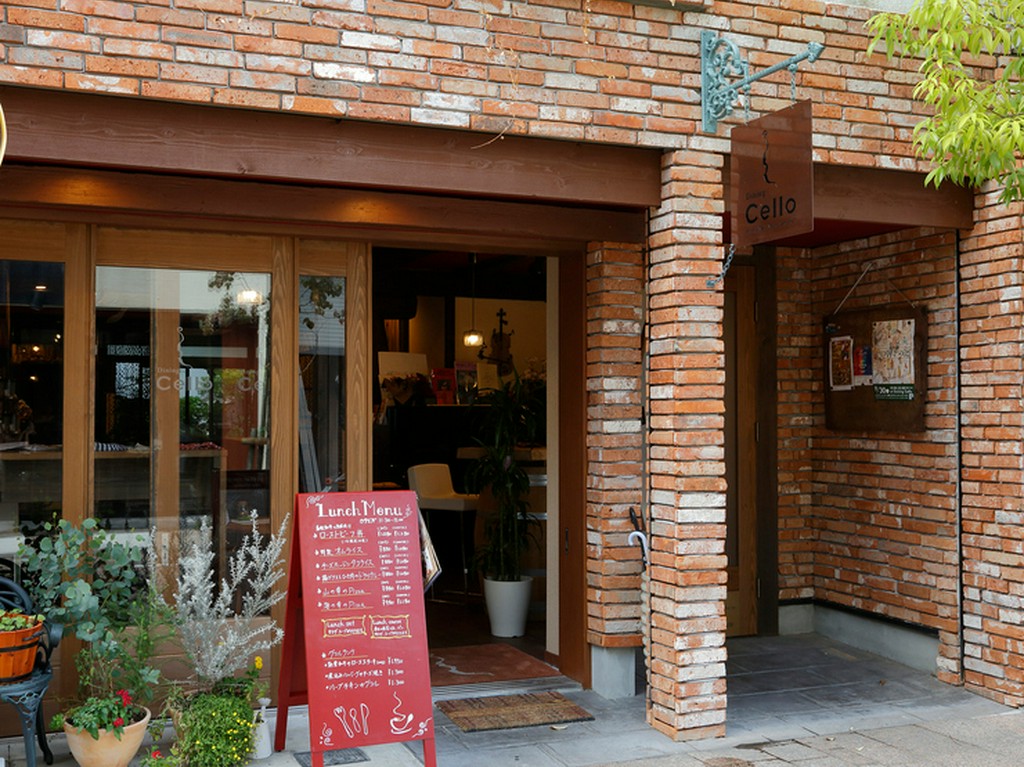 ドイツの街角にあるカフェのようなレンガ造りの佇まい