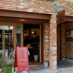 ドイツの街角にあるカフェのようなレンガ造りの佇まい