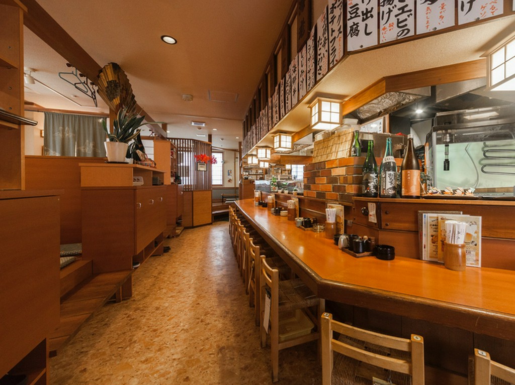 和を基調とした落ち着きのある店内。酒飲みが集う隠れ家的なお店