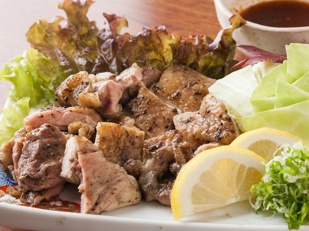 山陰屈指の鶏「大山鶏」を贅沢に使用した。素材本来の旨味と風味を楽しめる『大山鶏　もも一枚焼き』