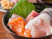 日本海の海鮮をどーん！　味噌汁・漬物が付いてきます。