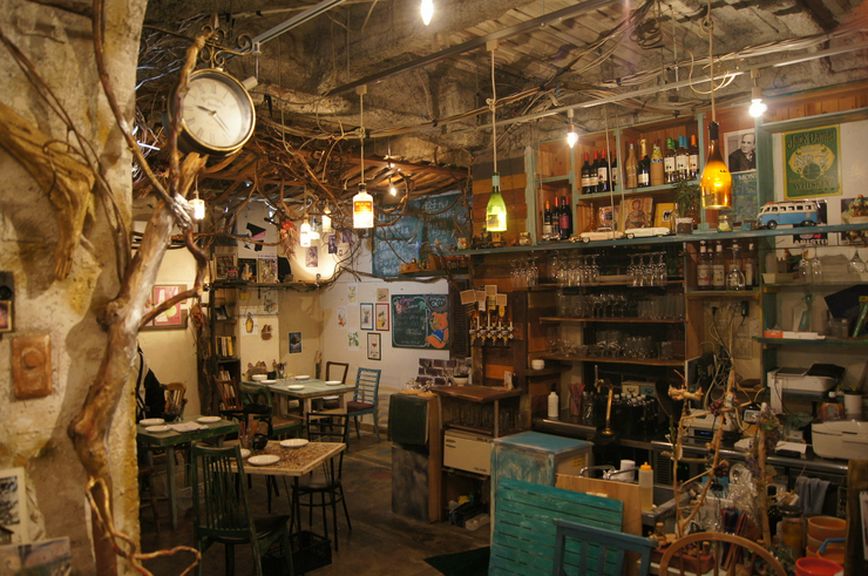 DIYでつくりあげる、こだわりの店内