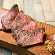 牛赤身の塊肉を使用しているため、火を通しすぎてしまうと身が硬くなってしまいます。それを防ぐためには、温度や時間配分に注意を怠らないこと。色はロゼ、ナイフを入れると肉汁がしたたるくらいに仕上げます。