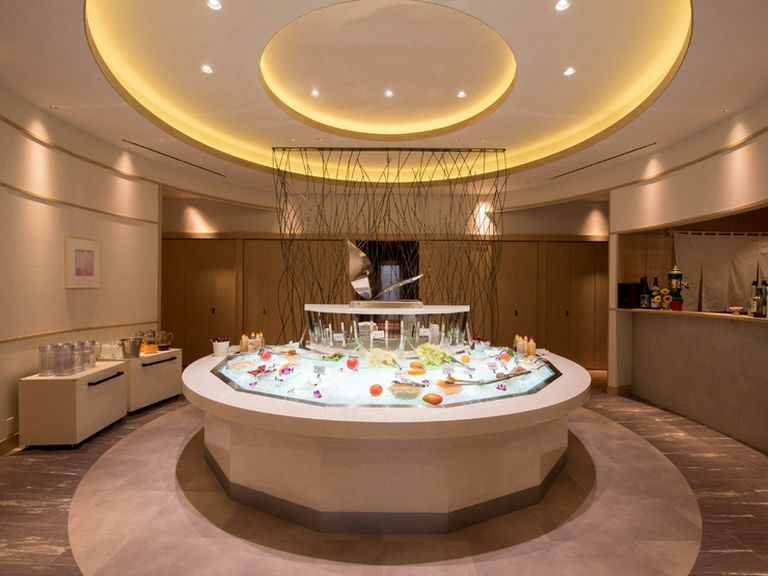 いろいろな野菜を自由に選べるサラダバー&フルーツバー