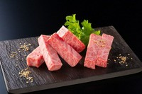 高級部位のザブトンを厚切りのステーキカットでご堪能下さい。肉汁の美味しさが絶品です。