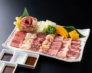 色々な種類のお肉をバランスよく盛り合わせたお得さ一番のセット

２名様用/5720円 サラダバー付(２名様用)/6600円