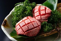 一頭につき一人前しか取れない最高級の希少部位を厚切りカットでお召し上がりください。口に溶け込むような奥深い味わいです。