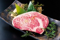 肩ロースから数人前しか取れない希少部位。まさにお肉の芸術品ともいえる至福の旨味。