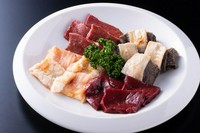 上ホルモン・レバー・ハツ・千枚、ホルモン好きなお客様に人気のお得な四種盛りです。