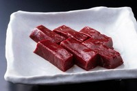 黒毛和牛の新鮮な牛レバーの真ん中の最も肉厚な、そのわずかな部分だけをカットしたシャトーブリアンならぬ、レバーブリアン。