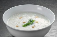 松の実の香りがほんのりと感じる食事の〆にぴったりのおかゆです。