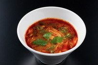 鶏ガラベースのピリ辛スープ。