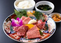 極上ハラミ・上ロース・上カルビ・イチボの４種の盛合せ。
単品でも人気のお肉が大集合！