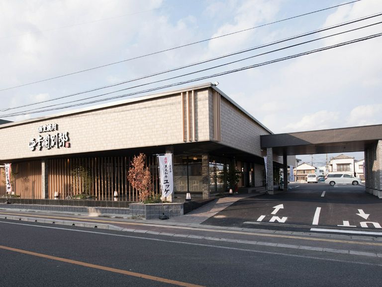 モダンな外観。広い駐車場も完備