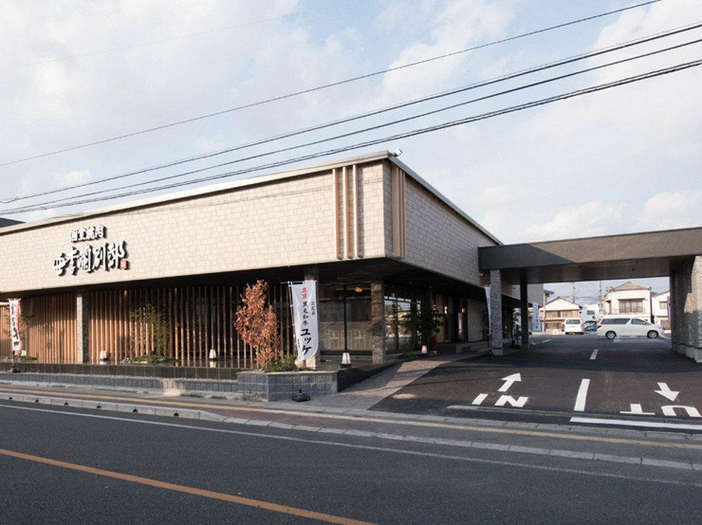 モダンな外観。広い駐車場も完備