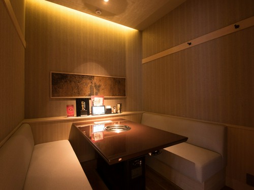 ラグジュアリーなソファータイプの個室