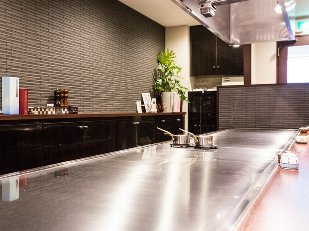 二人の距離が近づくカウンター席と五感を刺激するライブキッチン