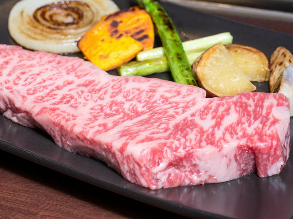 食材も料理も妥協しない！　こだわりのサーロインステーキ＆季節の焼き野菜の『黒毛和牛コース』