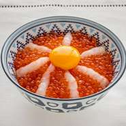 甘えびといくらの組み合わせで、まさにインスタ映えする一品。