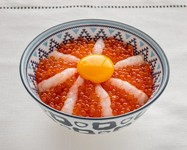 甘えびといくらの組み合わせで、まさにインスタ映えする一品。