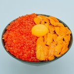 ウニといくらの贅沢な組み合わせを味わう。