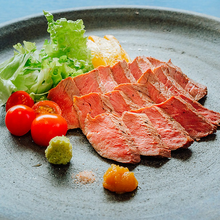 低温調理で旨味を閉じ込めた牛ハラミステーキ　150g