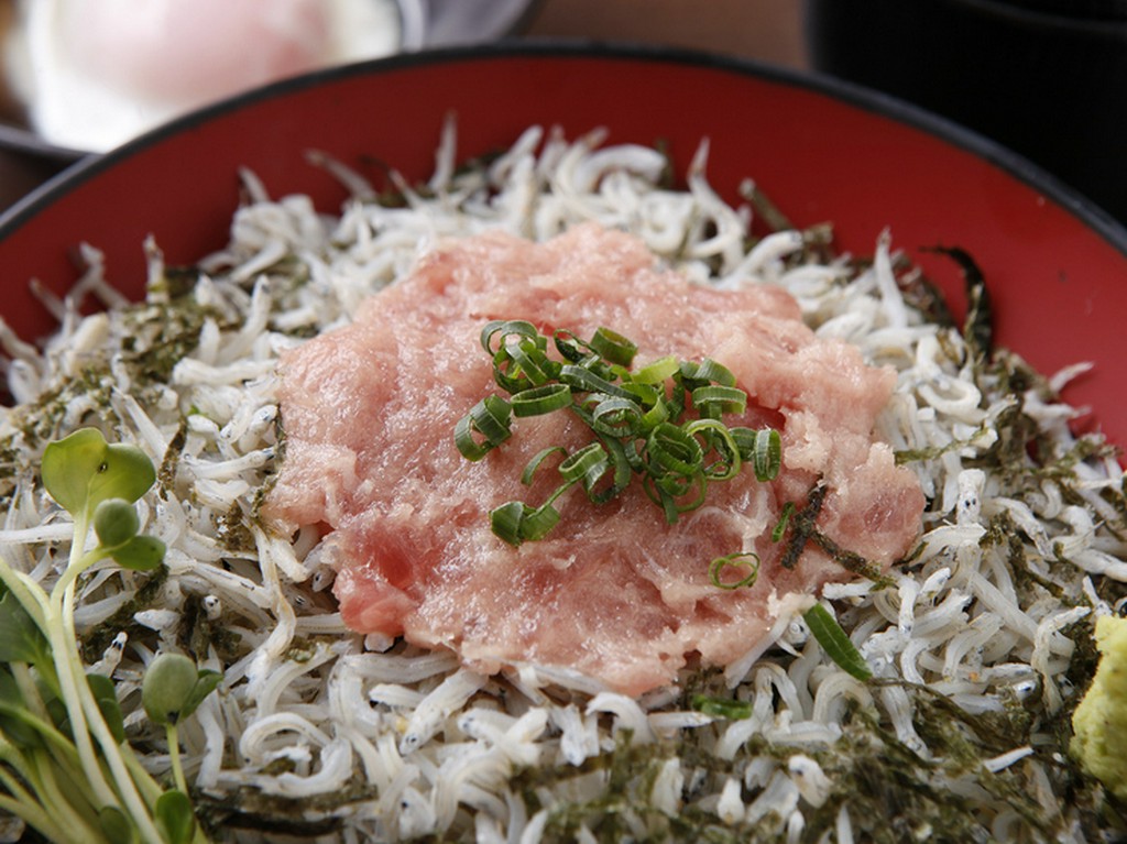 とろとろの卵黄が絡みつく『ネギトロしらす丼』