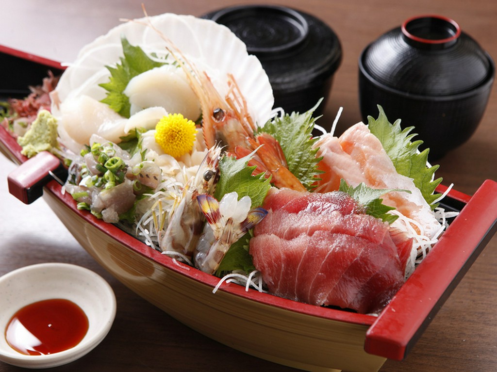 見た目も豪華！贅沢に食べたい『船盛り刺身定食』