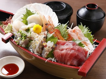 見た目も豪華！贅沢に食べたい『船盛り刺身定食』