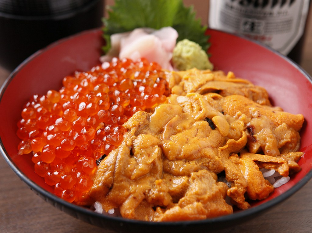 濃厚なウニが癖になる『特上生ウニいくら丼』