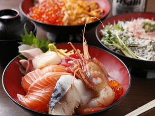 たくさんの魚が一度に楽しめる贅沢な『海鮮丼』