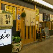 近鉄奈良駅から徒歩3分。安らぎの道の角を曲がったところにある「近鉄高天ビル」のB1階には、和気あいあいとした笑顔があふれています。昔ながらの酒処風情を感じる空間で、時間を忘れてゆったり過ごせます。