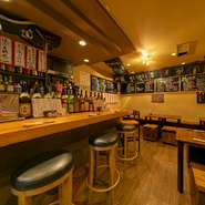 カジュアルな接待や、会食の二次会にもおすすめ。大衆居酒屋の気さくな雰囲気ながら食材も料理も本格派。日本人好みの酒肴で、大切な人をしっかりおもてなしできます。駅至近という立地の良さは、接待にも最適です。