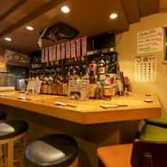 「いらっしゃいませ！」という元気な声と笑顔が嬉しい。カウンターの向こう側では、料理人が丁寧な仕事をしています。気さくに声をかけてくれるので、会話を楽しみながら、ちびりちびりと酒肴を堪能できます。