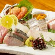 店主一押しのおまかせ盛り。料理人自ら素潜りや釣りで魚介を採るほどこだわっている、新鮮な海の幸を堪能できます。魚介本来の旨味を楽しめる一品です。1／2サイズの4品 980円～でも注文できます。