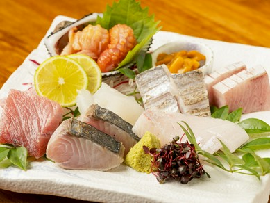 四季折々の旬に出合う『今日ある魚介から造り盛合せ』（6～7品の2人盛）
