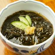 丹後半島の北東部、伊根産。日本海と若狭湾で獲れた、シャキシャキとした歯ごたえが特徴の力強いもずくです。