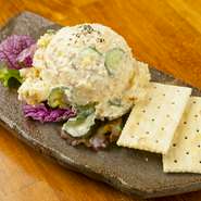 ひと手間加えた薫製の香りがクセになる一品。定番ポテトサラダを【亜耶】が逸品にバージョンUPさせました。まろやかになじんだ味わいに、料理人の腕の良さを感じます。そのままでもクラッカーに乗せても美味です。