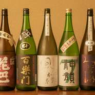 地元・奈良県の酒造から取り寄せる地酒をはじめ、全国各地の名酒を20種類以上用意しています。お酒はどんどん入れ替わるので、通い詰めても飽きず、新しい美味しさに出合えます。