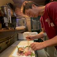 市場で仕入れる魚介類や、自身で釣った魚や素潜りで収獲した新鮮な食材をご賞味ください。「旨い！」「美味しい！」その笑顔のためだけを考えて仕入れからお帰りの時まで、心づくしのおもてなしを心がけています。