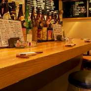 店内は仕事帰りのビジネスマンや女子会で毎日賑やか。笑い声と活気あるスタッフの声をBGMに、料理人と会話を楽しみながらゆるりと酔いしれるのもおすすめ。手頃な価格と人情味ある接客に心が和みます。