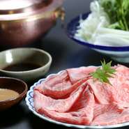 【石亭】特製のポン酢と秘伝のゴマダレでいただくしゃぶしゃぶ。肉はブランドにこだわらず、その日に一番状態が良いものを仕入れて供してくれます。柔らかく、口の中でとろけるようです。