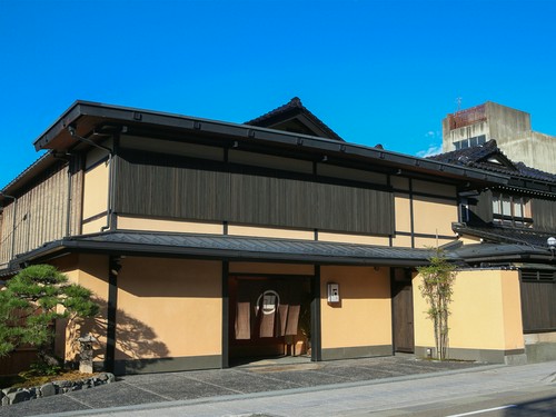 金沢の街の中心に店を構える、威風堂々たる佇まい