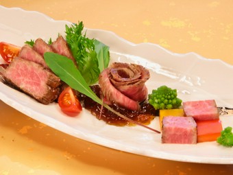 香味野菜と調味料が肉の内側まで、しっかりと染み込んだ『飛騨牛和風ローストビーフ』