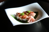 すりおろした人参や玉葱、特製調味料と飛騨牛のもも肉を一緒に密閉し真空調理。低温で時間をかけ火入れをした飛騨牛ローストビーフを握り寿司でお召し上がりください