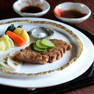 肉質全国一にも輝いた『飛騨牛』の銘柄は、岐阜県内において　4～５等級に認定された牛肉のみに与えられます。そんな飛騨牛A4超級ステーキをご賞味ください。
