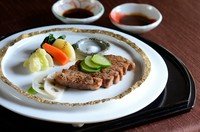 肉質全国一にも輝いた『飛騨牛』の銘柄は、岐阜県内において 4~5等級に認定された牛肉のみに与えられます。そんな飛騨牛A4超級ステーキをご賞味ください。