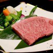 肉質全国一にも輝いた『飛騨牛』の銘柄は、岐阜県内において　4～５等級に認定された牛肉のみに与えられます。最高級A5等級ステーキをご賞味ください。
