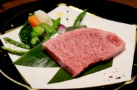 肉質全国一にも輝いた『飛騨牛』の銘柄は、岐阜県内において 4~5等級に認定された牛肉のみに与えられます。最高級A5等級ステーキをご賞味ください。