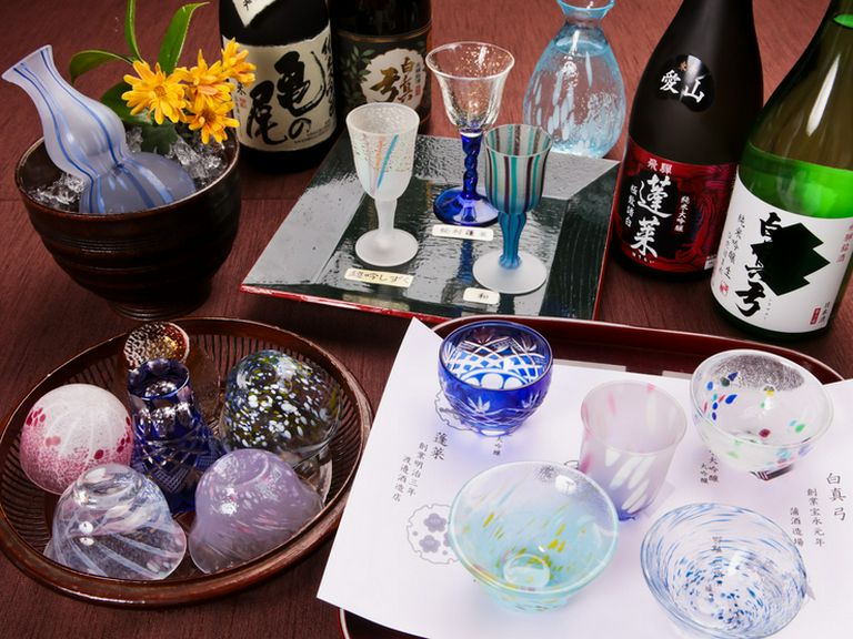 四季折々の地酒に合わせ、切子やぐい飲みなど猪口も多彩